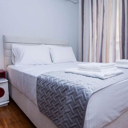 Central 2 Bd Apt With Balcony By Monastiraki Athen Eksteriør billede