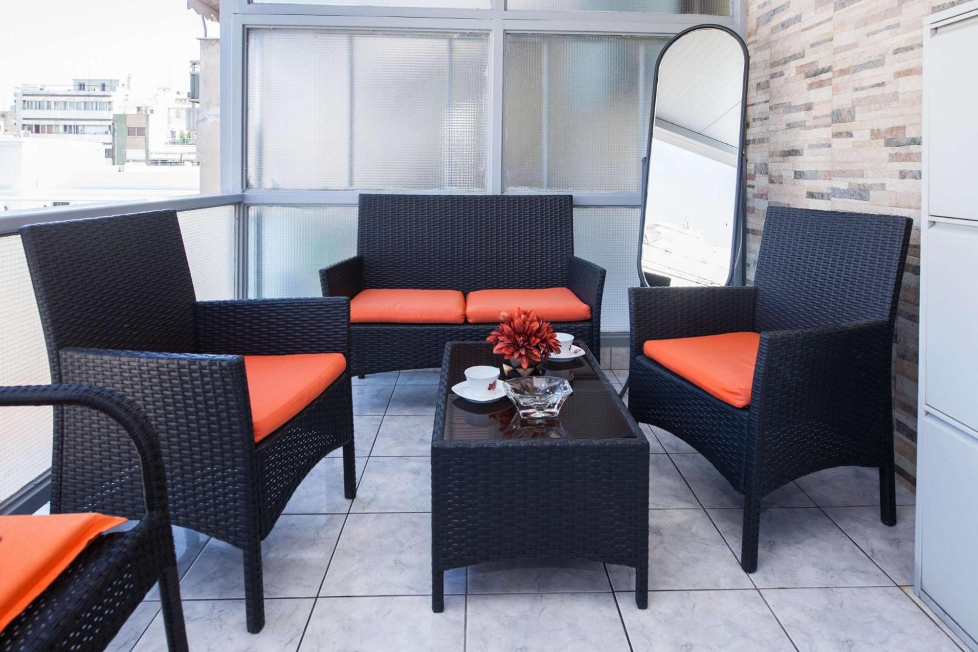 Central 2 Bd Apt With Balcony By Monastiraki Athen Eksteriør billede