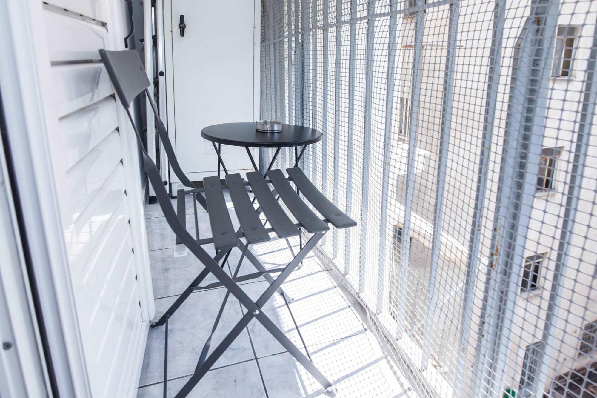 Central 2 Bd Apt With Balcony By Monastiraki Athen Eksteriør billede