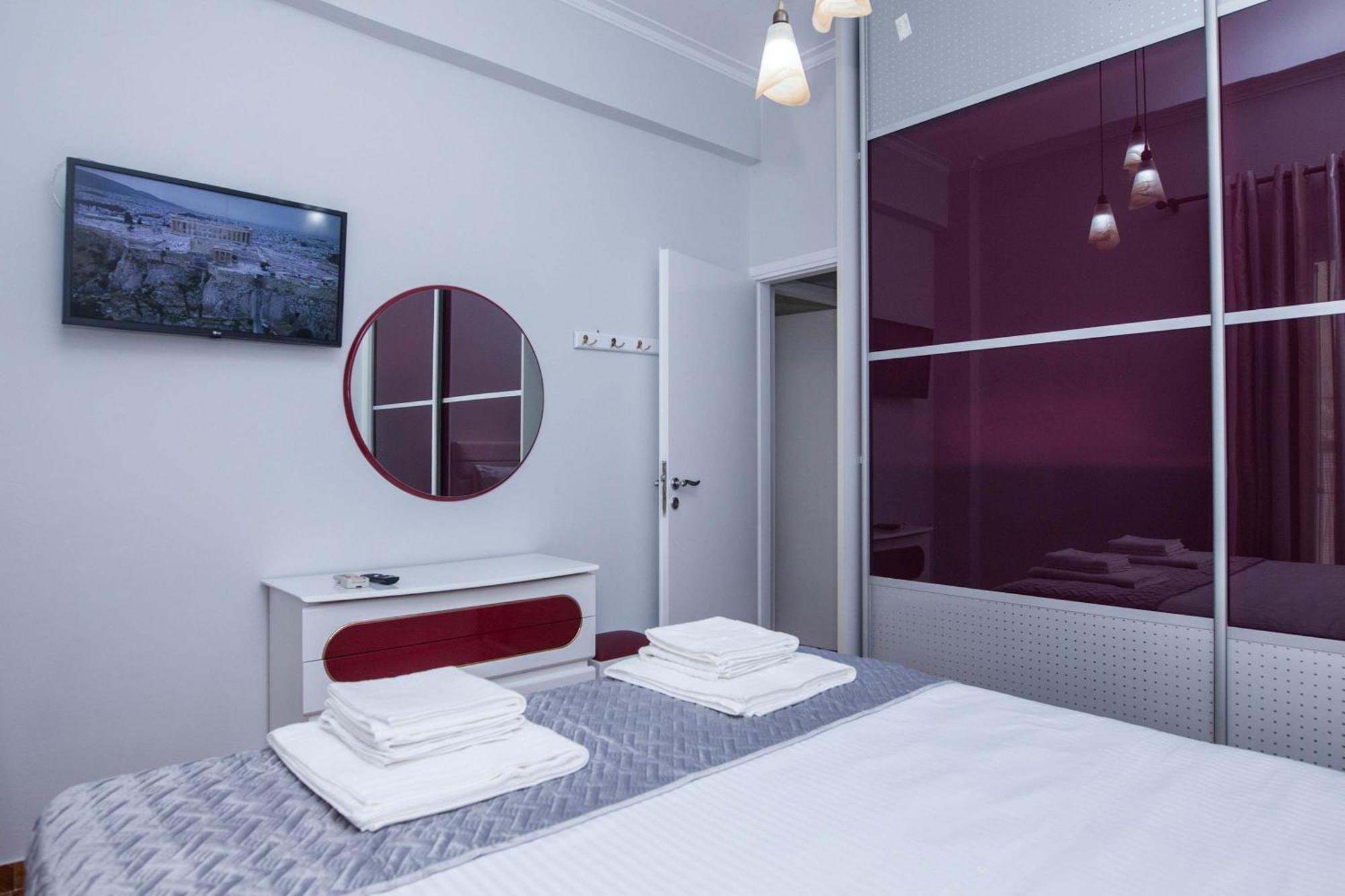 Central 2 Bd Apt With Balcony By Monastiraki Athen Eksteriør billede