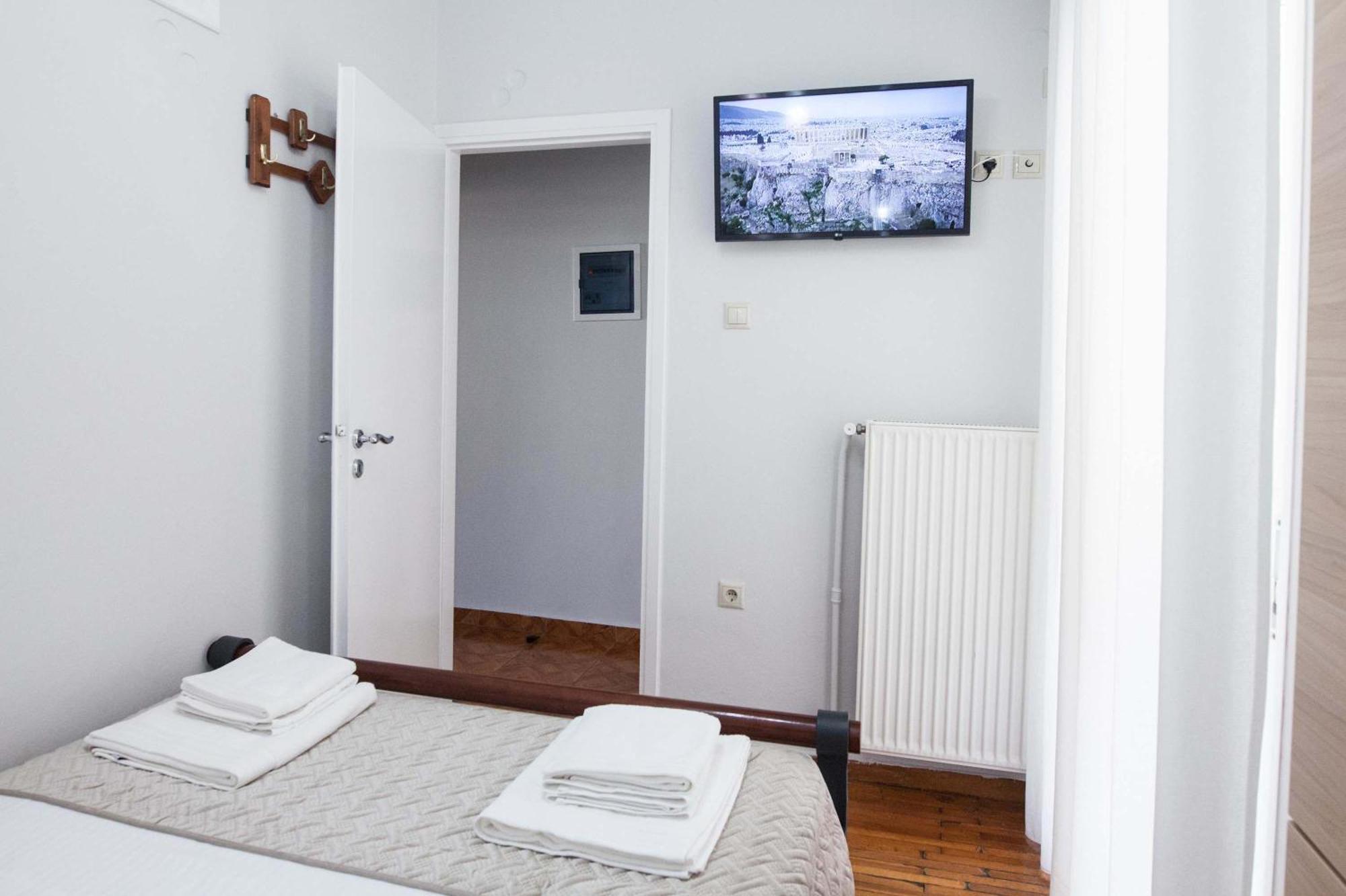 Central 2 Bd Apt With Balcony By Monastiraki Athen Eksteriør billede