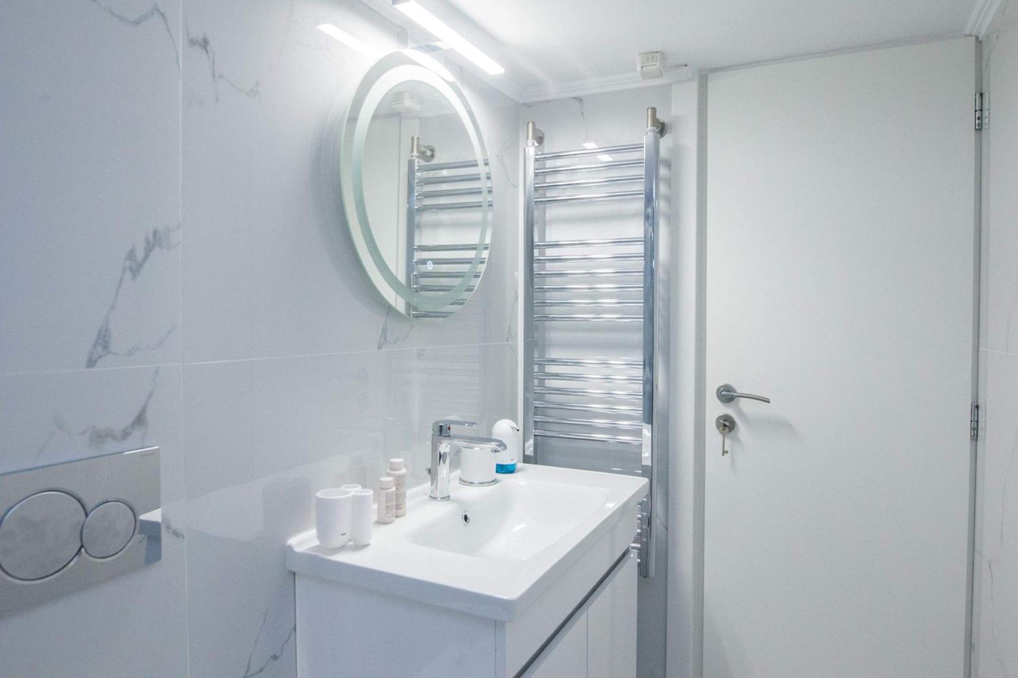 Central 2 Bd Apt With Balcony By Monastiraki Athen Eksteriør billede