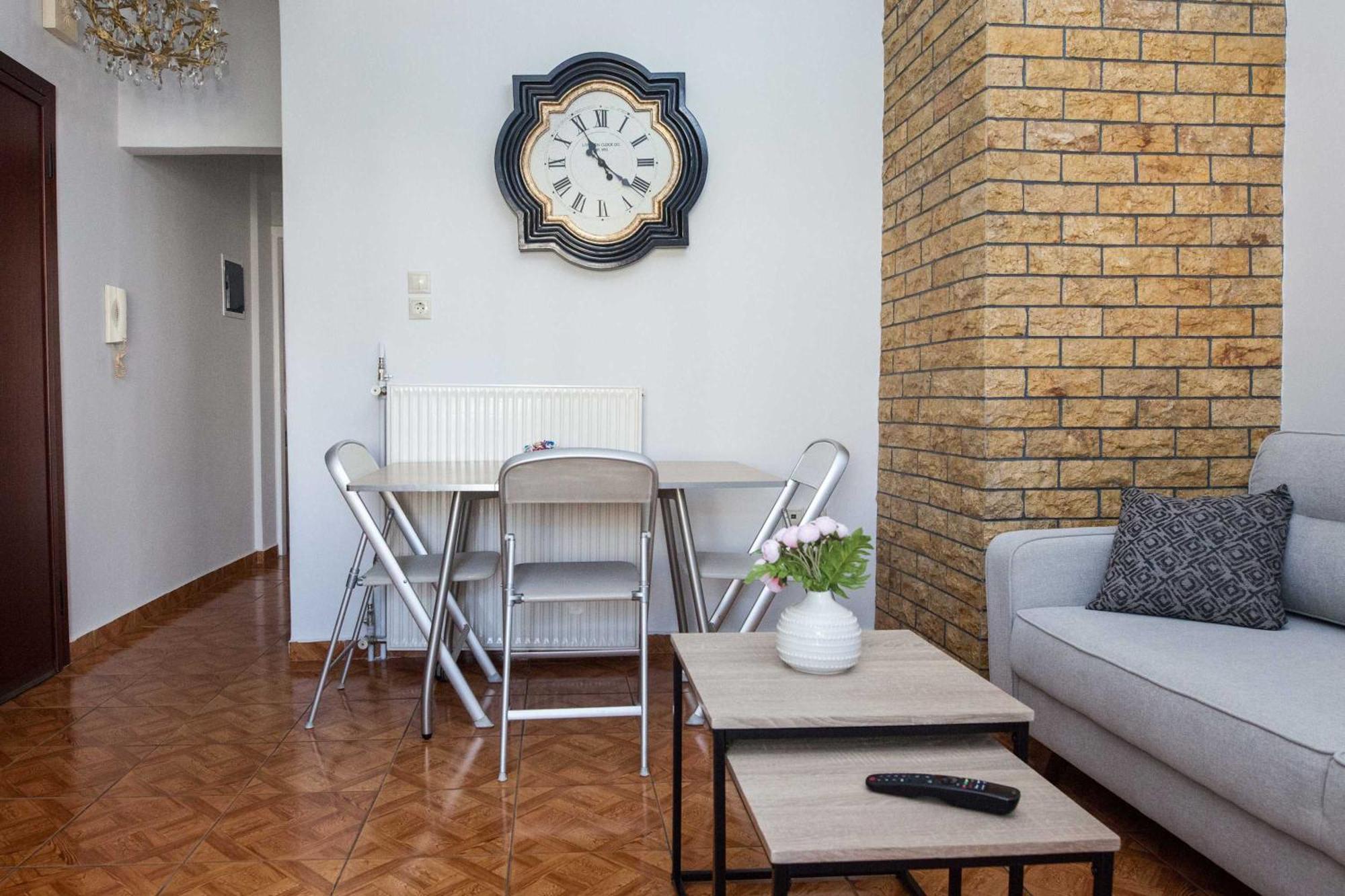 Central 2 Bd Apt With Balcony By Monastiraki Athen Eksteriør billede