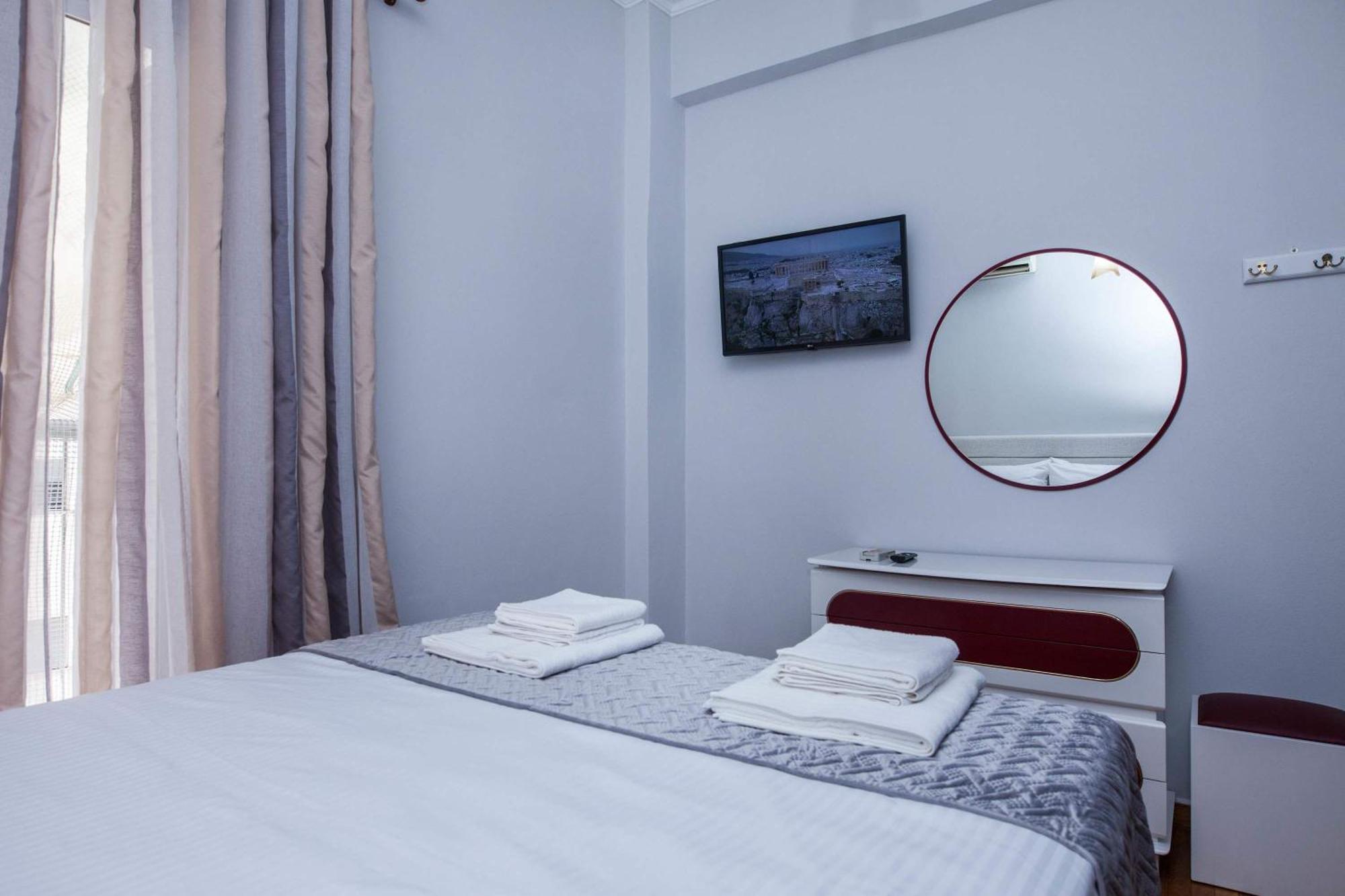 Central 2 Bd Apt With Balcony By Monastiraki Athen Eksteriør billede