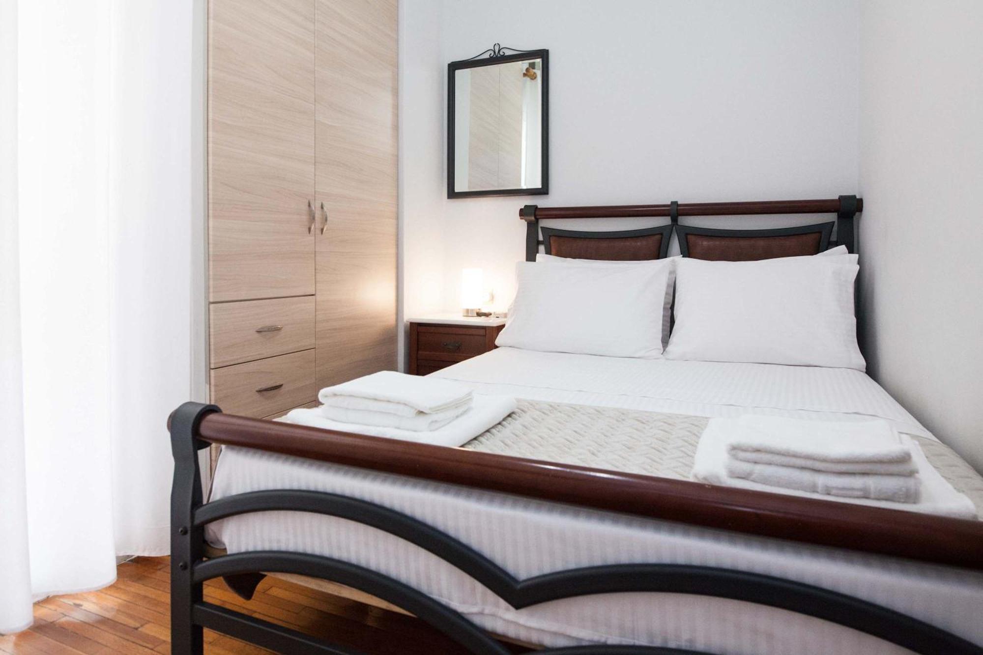 Central 2 Bd Apt With Balcony By Monastiraki Athen Eksteriør billede